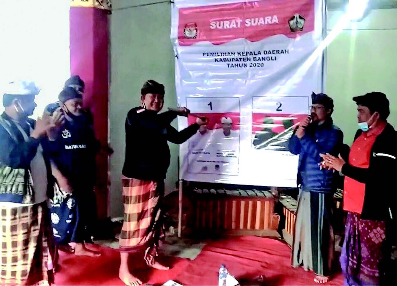 COBLOS NOMOR 1: Tim pemenangan paslon Suta Bagus memeragakan mencoblos nomor urut 1.