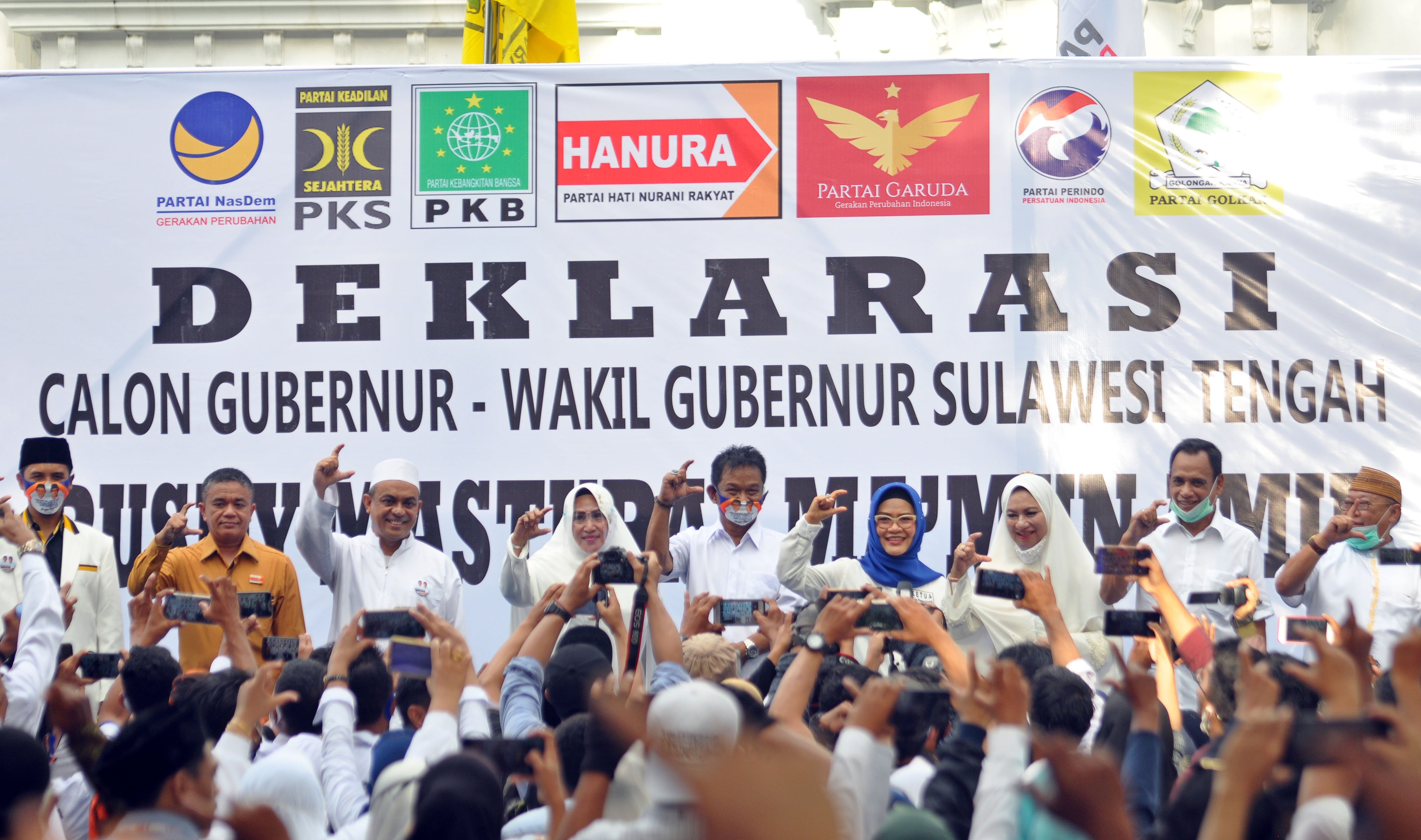 Deklarasi paslon cagub-cawagub Sulteng, Rusdy Mastura - Ma'mun dan M Hidayat Lamakarate - Bartholemeus Tandigala.  