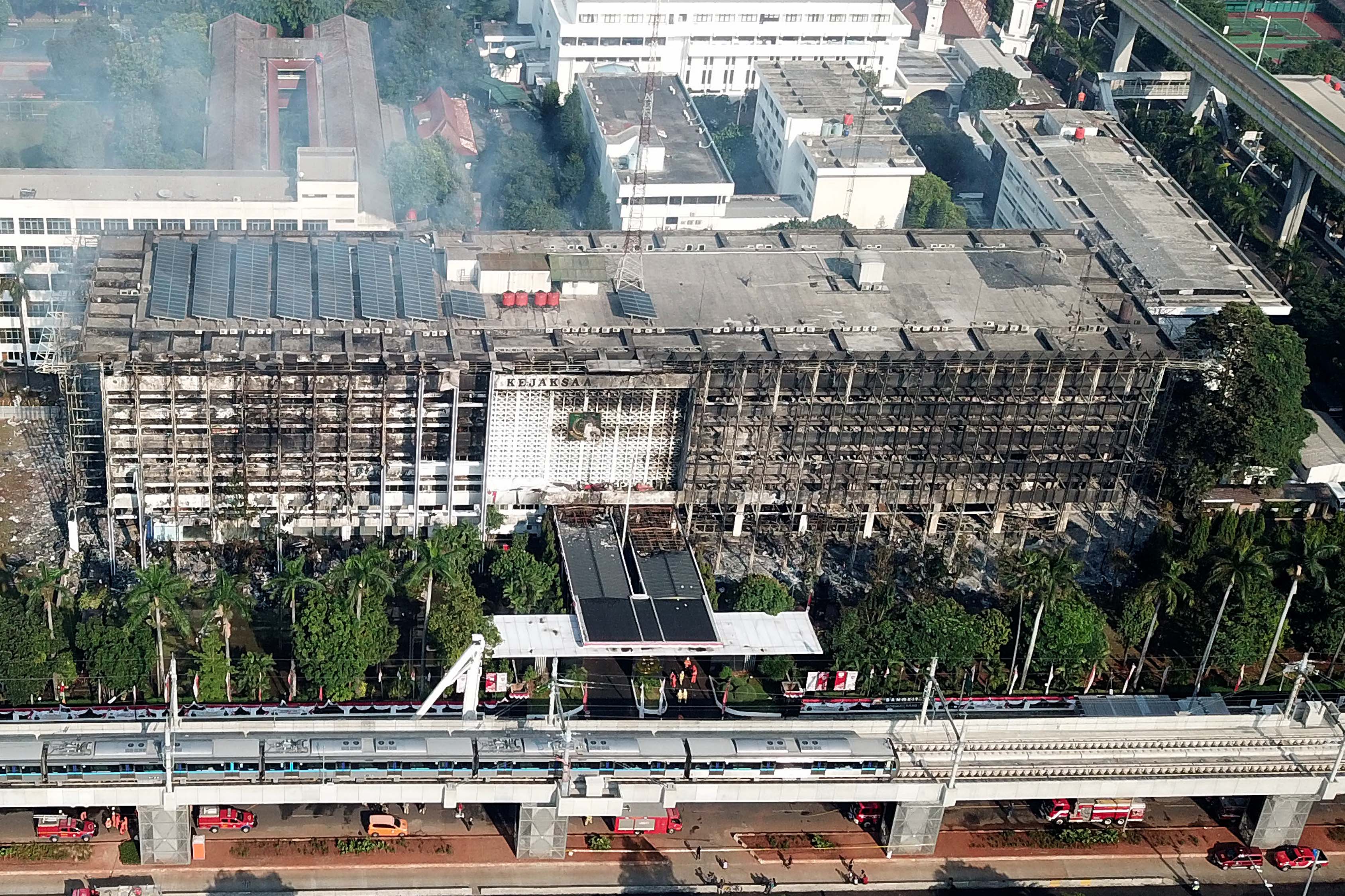 Sisa-sisa kebakaran yang melahap Gedung Kejaksaan Agung di kawasan Kebayoran Baru, Jakarta, Minggu (23/08/2020)