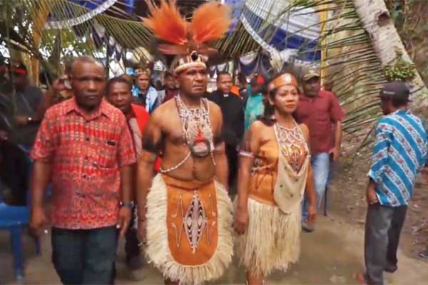 Ritual Melantik Pemimpin Adat di Sentani