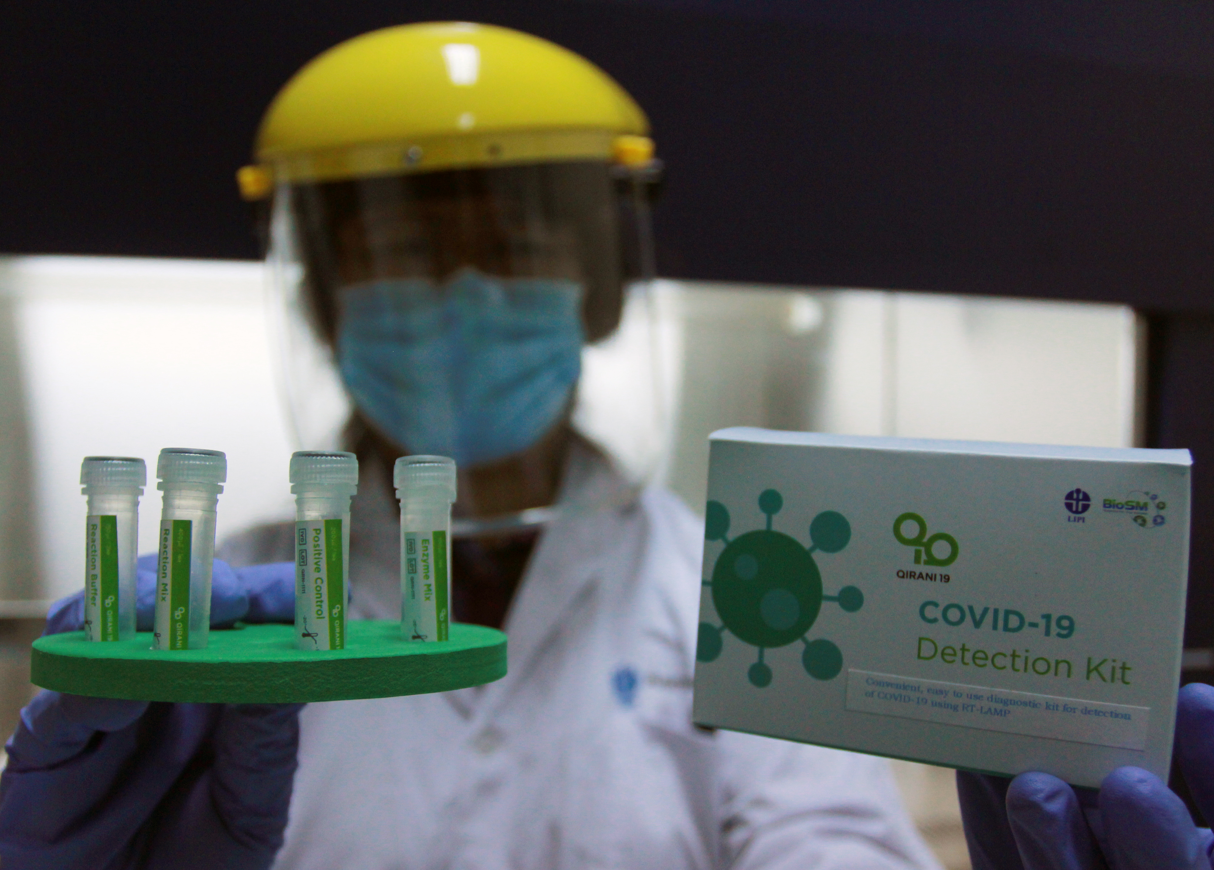  Doktor Tjandrawati Mozef Peneliti Biokimia Farmasi LIPI yang juga penemu menunjukan detection kit QIRANI 19. 