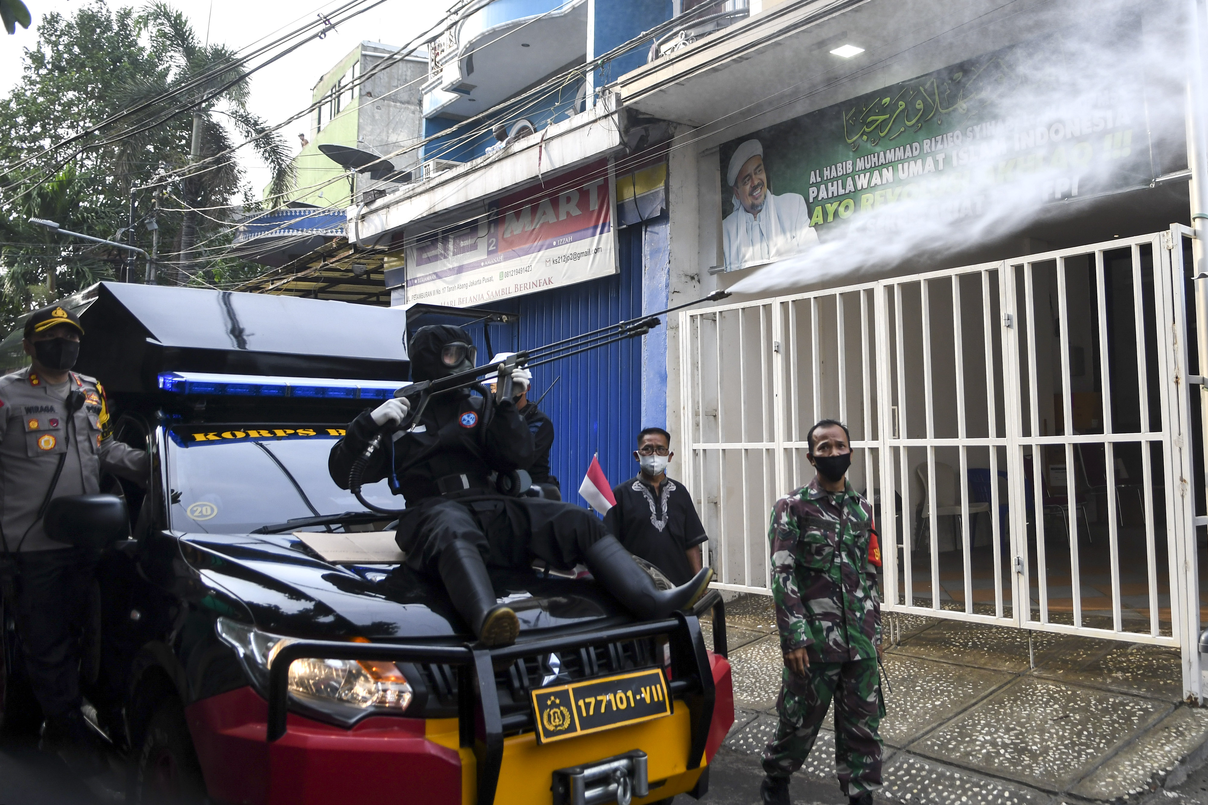 Kawasan Petamburan disemprot disinfektan