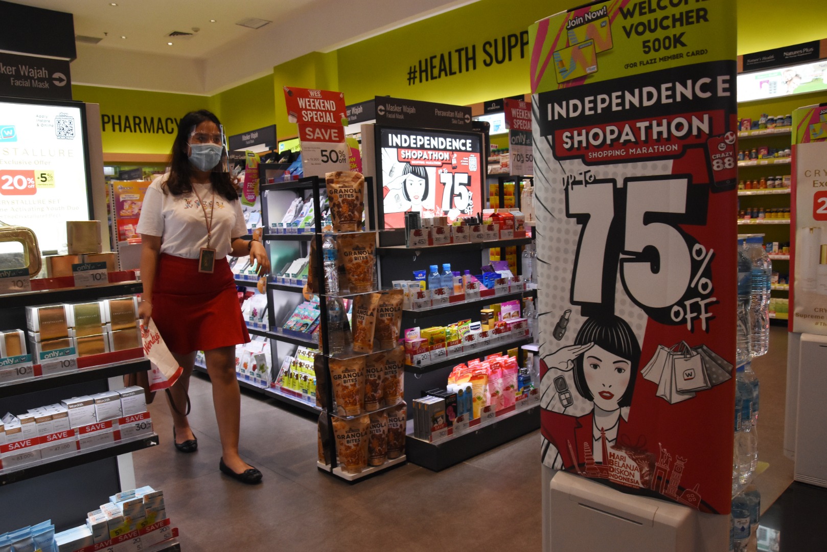 Pengunjung berbelanja di salah satu gerai ritel di Kuningan City, Jakarta.