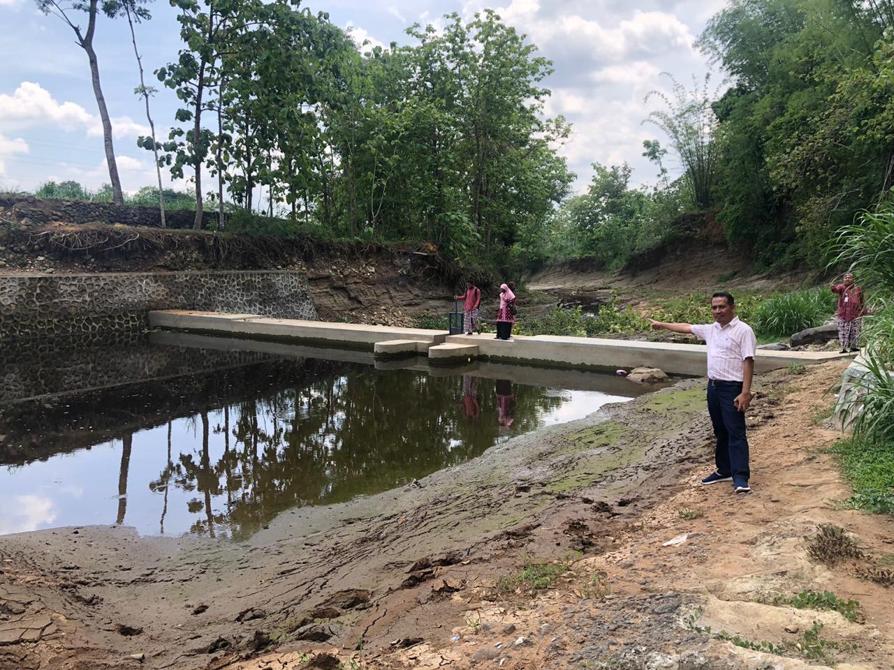 Dam parit mampu menampung air dan dialirkan sedikit demi sedikit. 