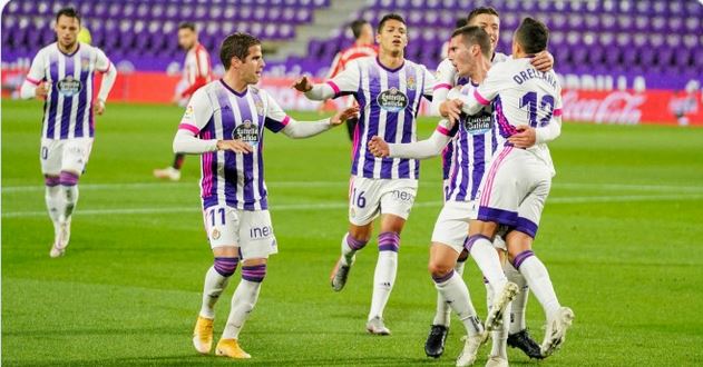 Para pemain Real Valladolid melakukan selebrasi usai mencetak gol ke gawang Athletic Bilbao di laga La Liga.