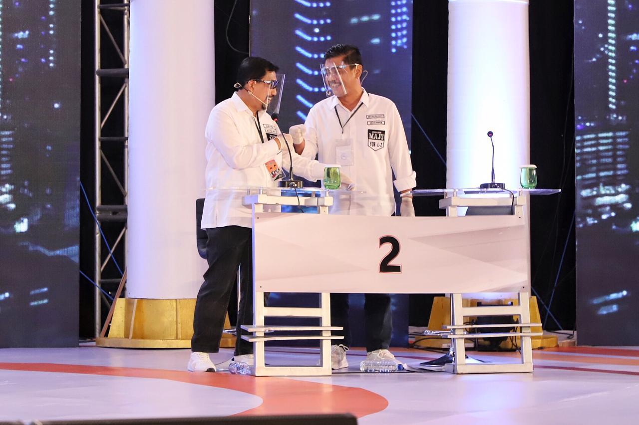 Penampilan pasangan calon nomor urut 2 Machfud Arifin-Mujiaman saat debat perdana Pilwakot Surabaya.  