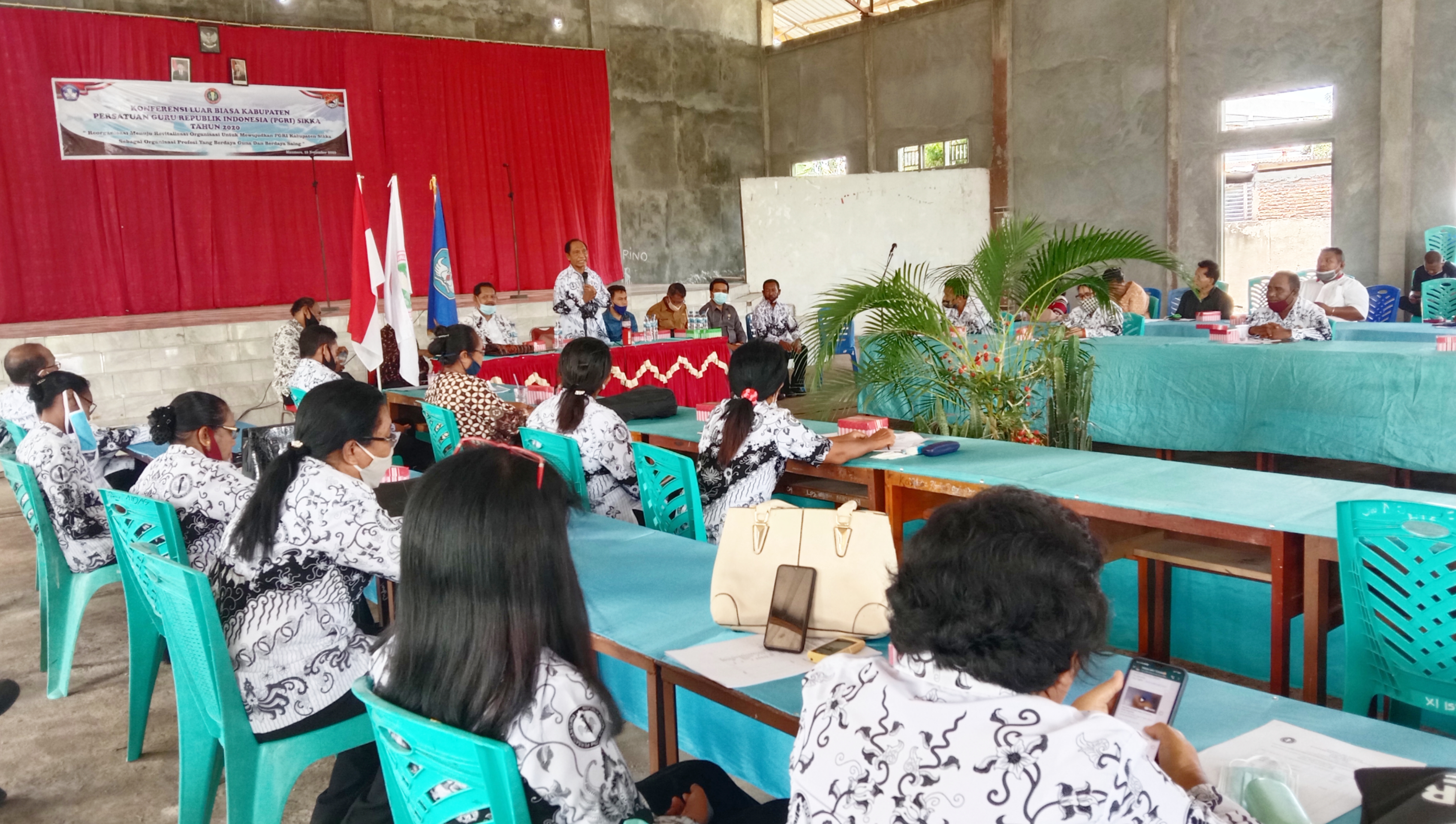 Wabup Sikka Romanus Woga saat membuka egiatan konferensi luar biasa PGRI Cabang Sikka, Sabtu (28/11/2020).