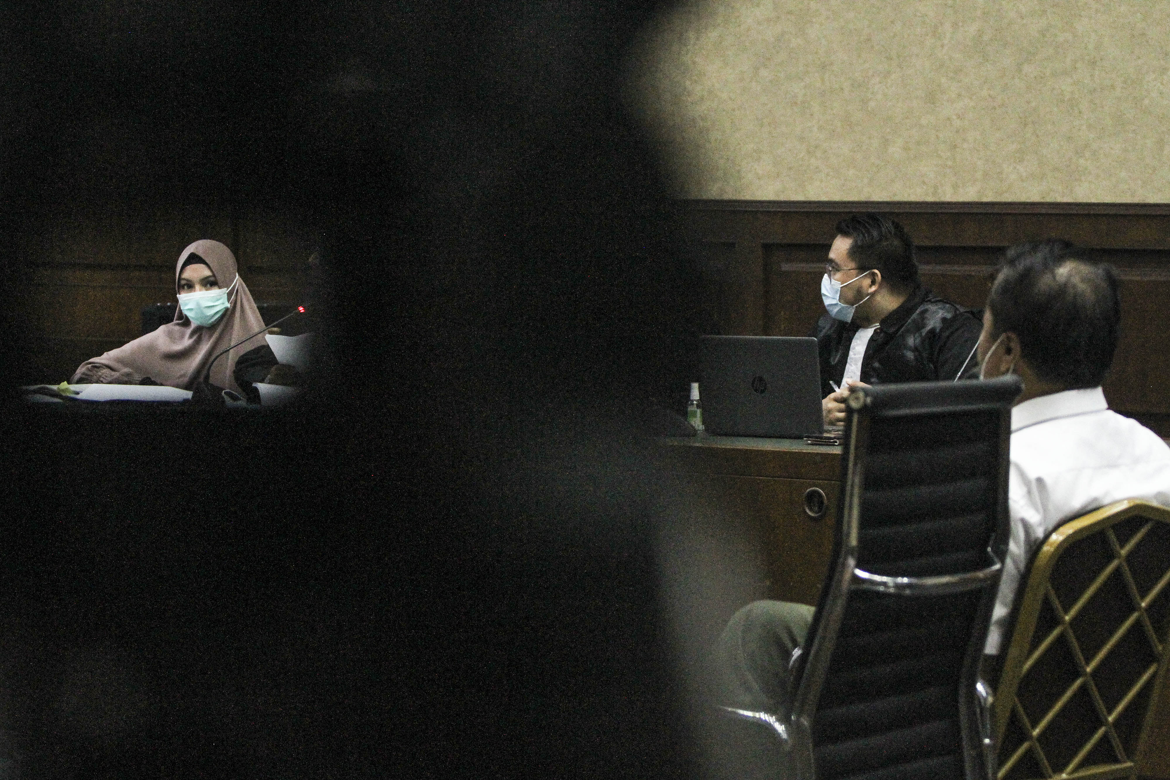 Jaksa Pinangki mendengarkan kesaksian suami Anita kolopaking di sidang kasua Joko Tjnadra
