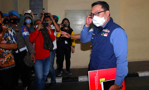 Gubernur Jawa Barat M Ridwan Kamil (kanan) tiba di kantor Bareskrim Mabes Polri, Jakarta, Jumat (20/11/2020). 