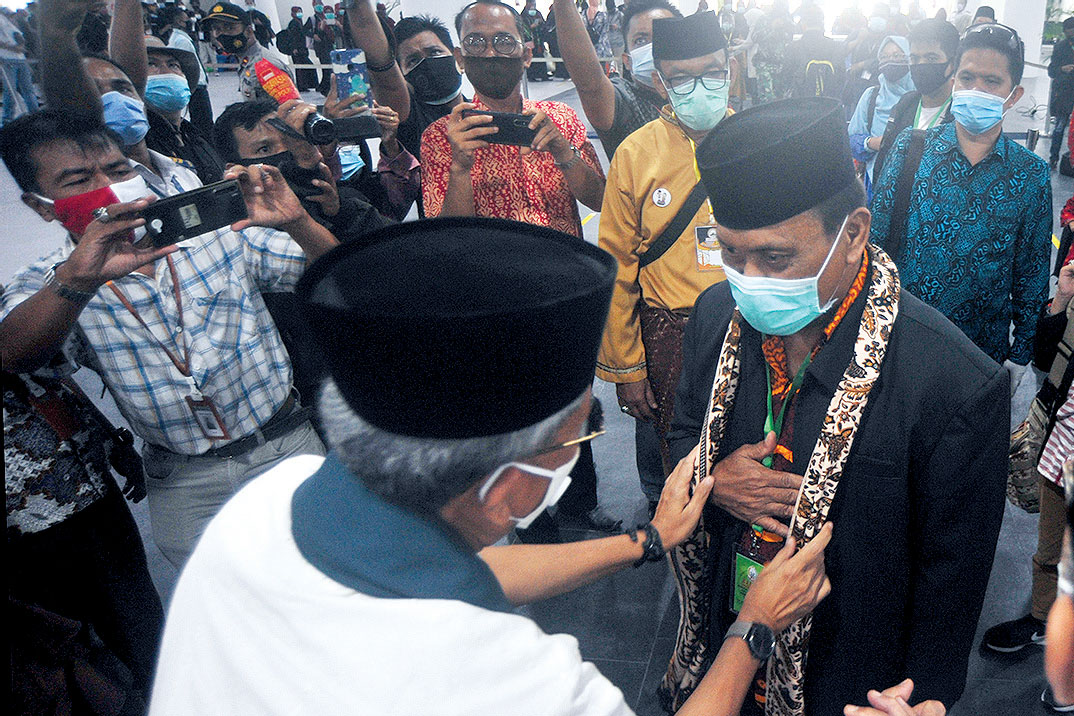 KEDATANGAN PESERTA MTQ NASIONAL: PESERTA MTQ Nasional dari Sulawesi Selatan disambut dengan pengalungan kain tradisional, 