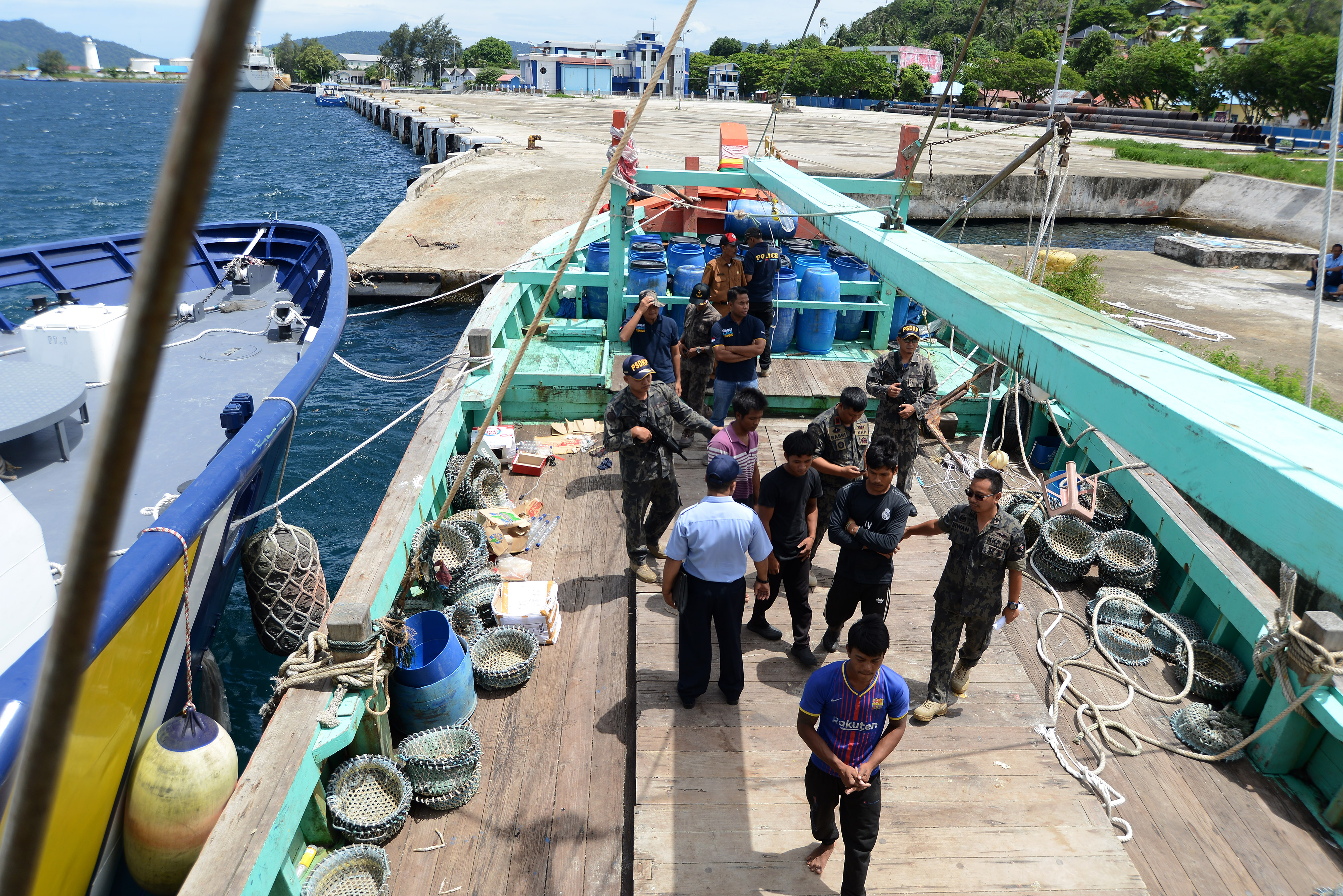 Awak kapal ikan berbendera Malaysia yang ditangkap di perairan Indonesia (selat Malaka)