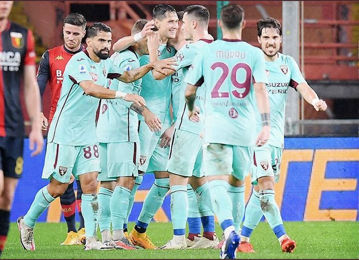 Para pemain Torino melakukan selebrasi usai mencetak gol ke gawang Genoa dalam laga Serie A.