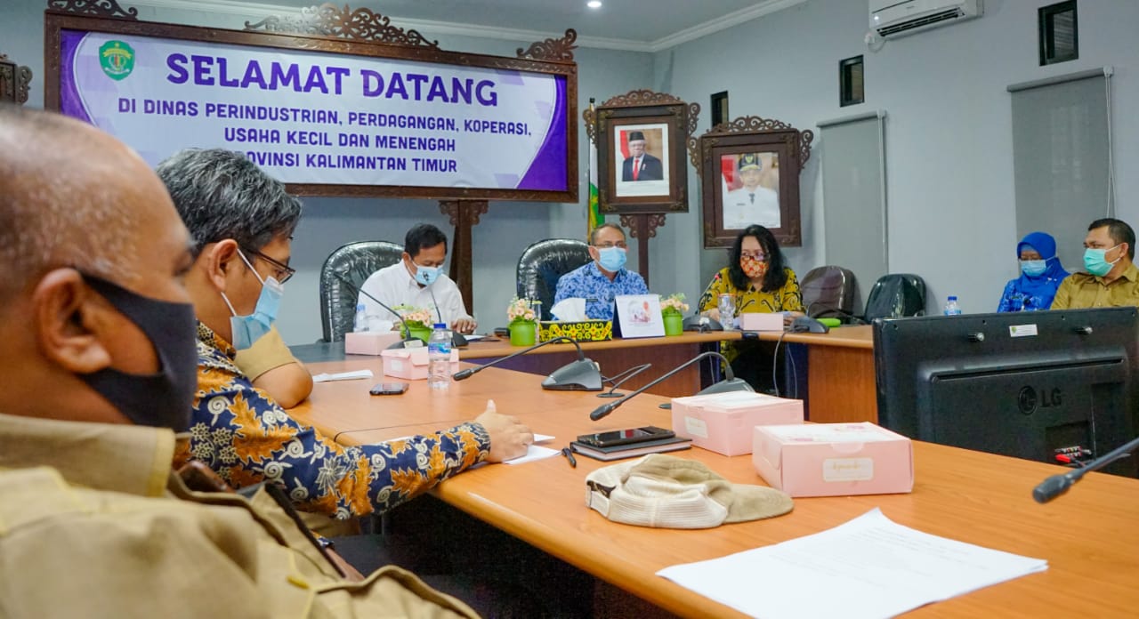 Rapat Monev di Kantor Disperindagkop UMKM Samarinda, Kalimantan Timur, Selasa (17/11).