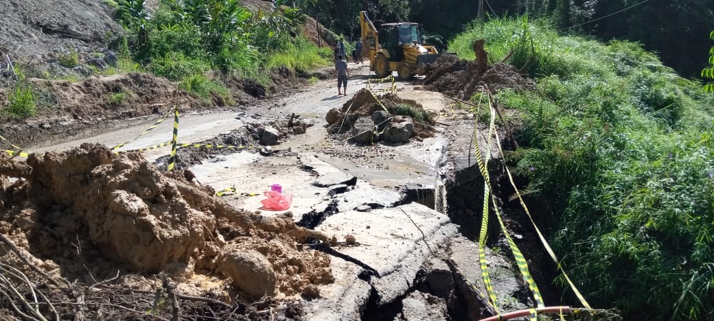 Jalan lalu Lintas Sumatera  Tarutung menuju Sidempuan ambruk tepatnya di londut Desa Simasom Kecamatan Pahae Julu  akibat pergeseran tanah.