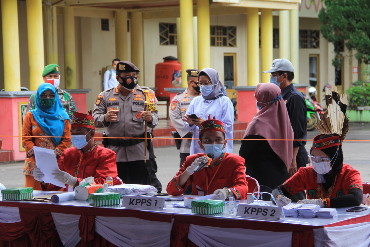Kapolres Palangka Raya Kombes Pol Dwi Tunggal Jaladri hadir melihat  sumulasi tersebut Pilkada Kalteng , Sabtu (21/11).