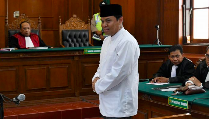 Sugi Nur Raharja alias Gus Nur (kedua kiri) sebagai terdakwa di Pengadilan Negeri Surabaya, Jawa Timur, Kamis (24/10/2019). 