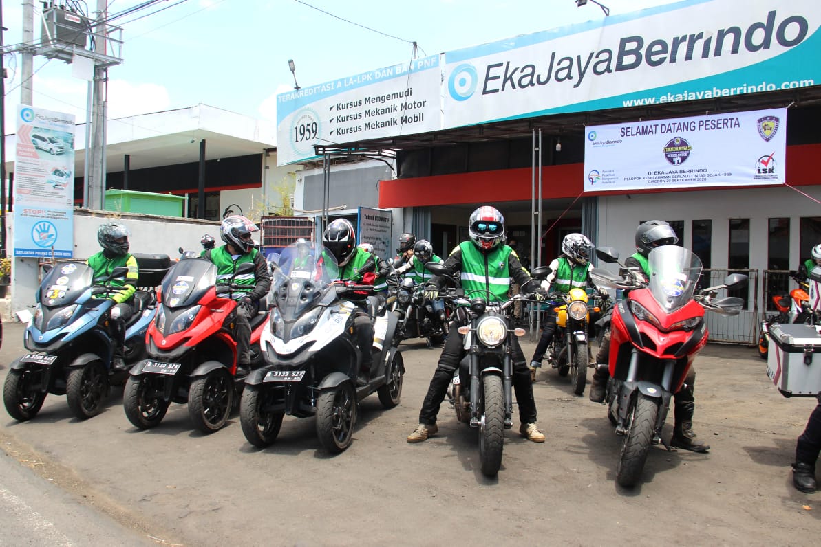Ilustrasi berkendara sepeda motor berkelompok