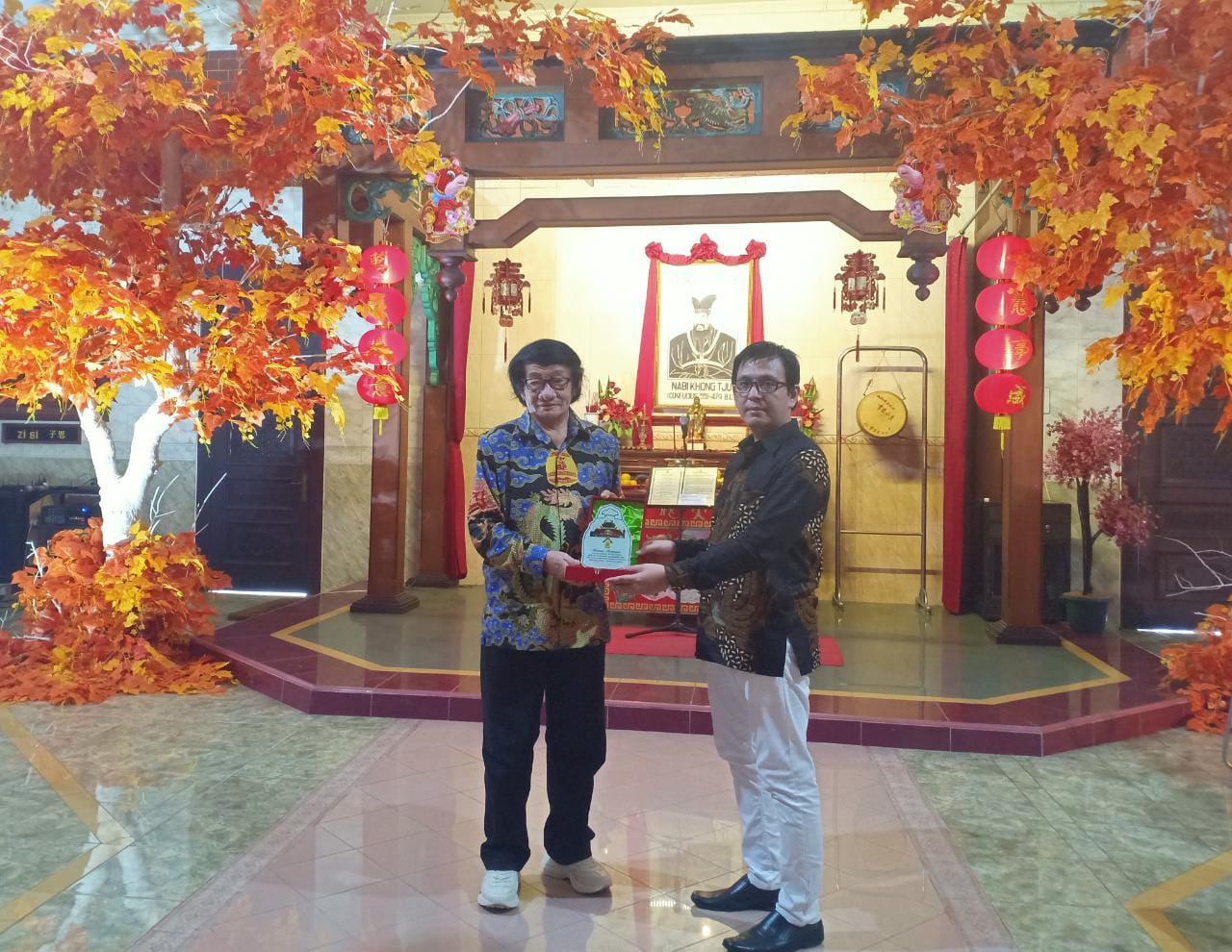 Ketua Penilik Demisioner TTID Kwan Sing Bio Tuban Alim Sugiantoro dan Kapus Bimbingan dan Pendidikan Khonghucu Sekjend Kemenag H Wawan Dj.