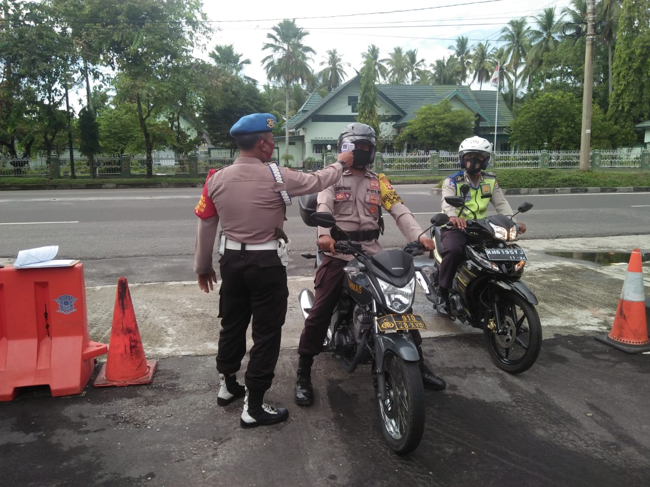 Petugas memeriksa siapapun yang akan masuk ke Polsek Pahandut wajib melaksanakn protokol kesehatan cegah covid.