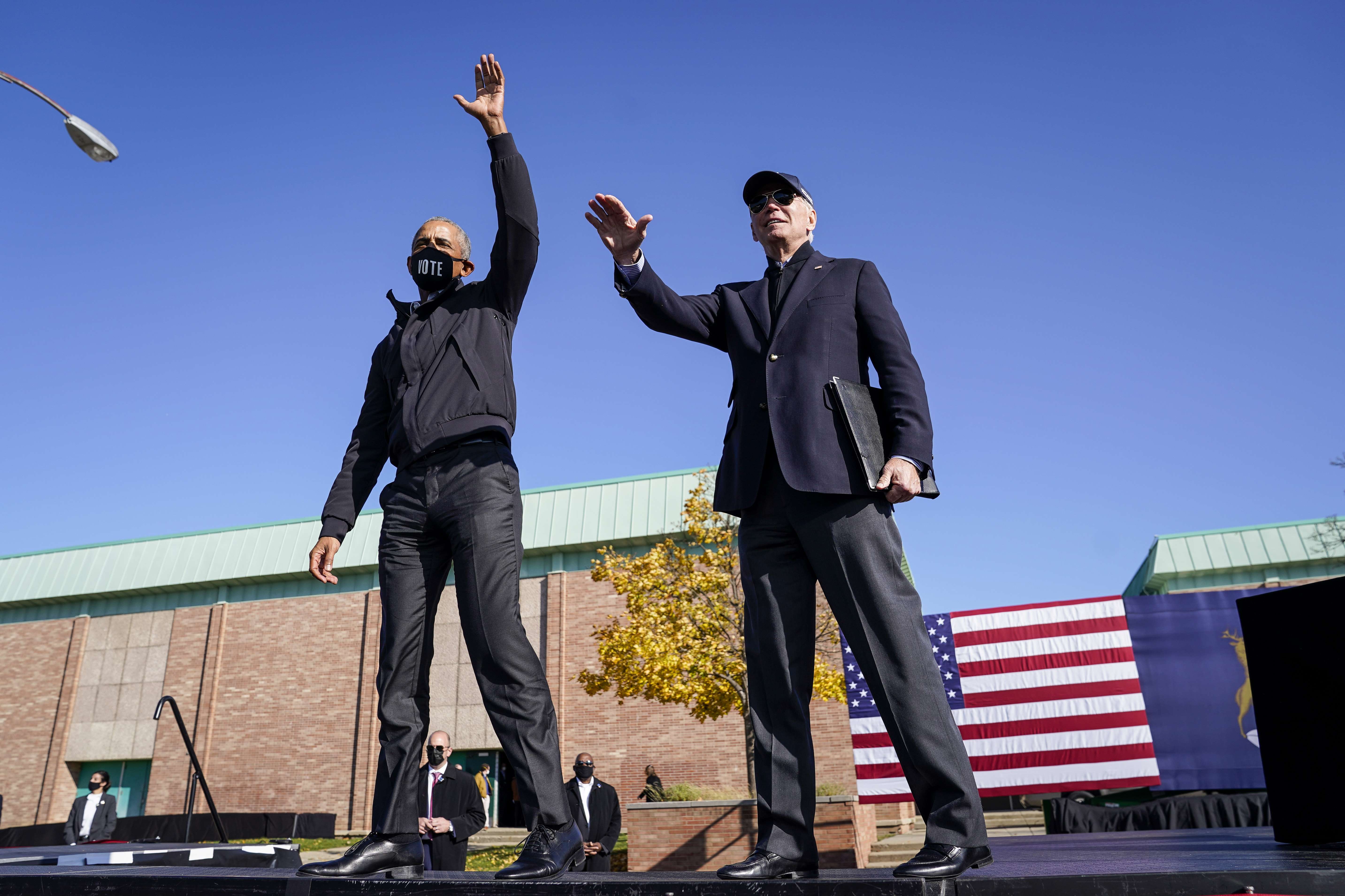 Kandidat Presiden AS dari Partai Demokrat Joe Biden (kanan) bersama mantan Presiden Barack Obama.