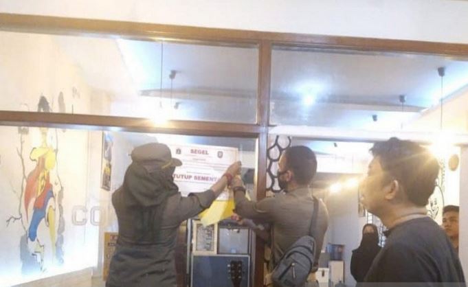 Petugas Satpol PP Pulogadung menyegel salah satu kafe di Jalan Raya Pemuda, Jakarta Timur karena langgara protokol kesehatan.