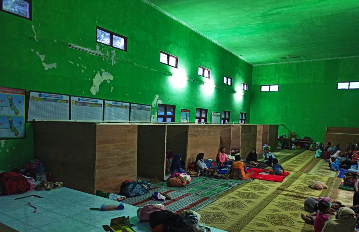 Barak pengungsi di Balai Desa Balerante, Kabupaten Klaten