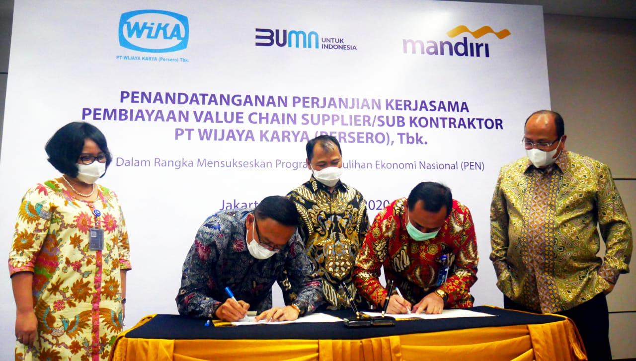 Penandatanganan kerja sama oleh Direktur Keuangan WIKA Ade Wahyu dan Direktur Jaringan & Retail Banking Bank Mandiri Aquarius Rudianto.