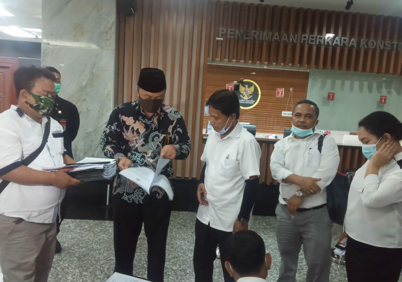 Pegawai MK memeriksa berkas pengajuan permohonan uji materi UU Ciptaker dari KSBSI