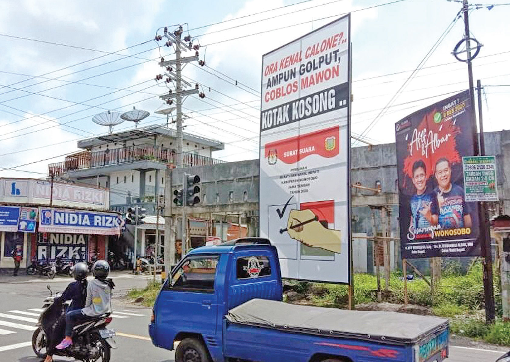 Spanduk pasangan calon bupati dan wakil bupati Wonosobo Afi f Nurhidayat- Muhammad Albar dan spanduk ajakan untuk mencoblos kotak kosong 