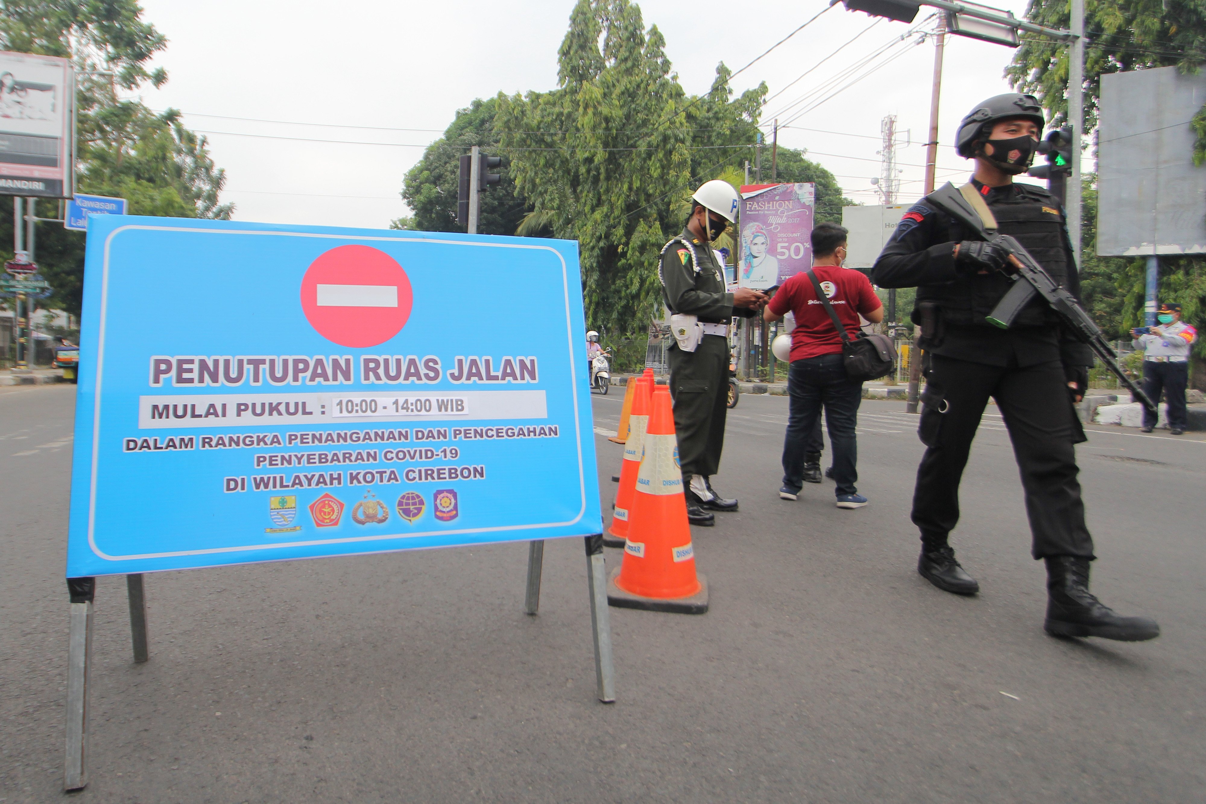 Petugas Dinas Perhubungan dan personel Brimob berjaga di ruas jalan Siliwangi, Kota Cirebon, beberapa waktu lalu.