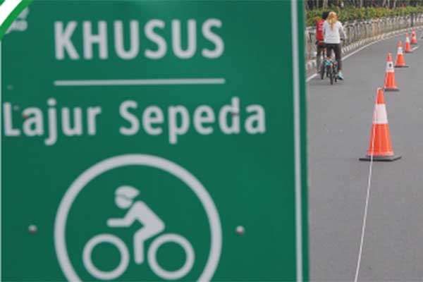 Pengendara sepeda menggunakan jalur khusus sepeda yang terdapat di Jalan Sudirman