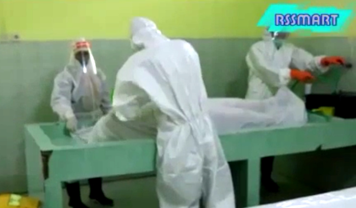 Pemulasaran jenazah covid-19 di RS Smart Pamekasan, Jawa Timur yang terpantau melalui layar monitor untuk bisa disaksikan oleh keluarga.