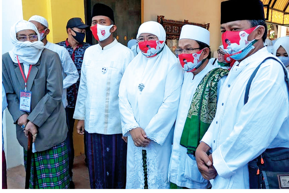 Pasangan calon Bupati dan Wakil Bupati Sumenep Achmad Fauzi (kedua dari kiri) dan Dewi Khalifah (tengah) bersilaturahim  