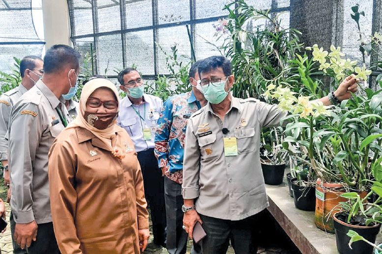 Menteri Pertanian Syahrul Yasin Limpo (kanan) meninjau fasilitas Balai Penelitian Tanaman Hias di Cianjur, Jawa Barat, kemarin.