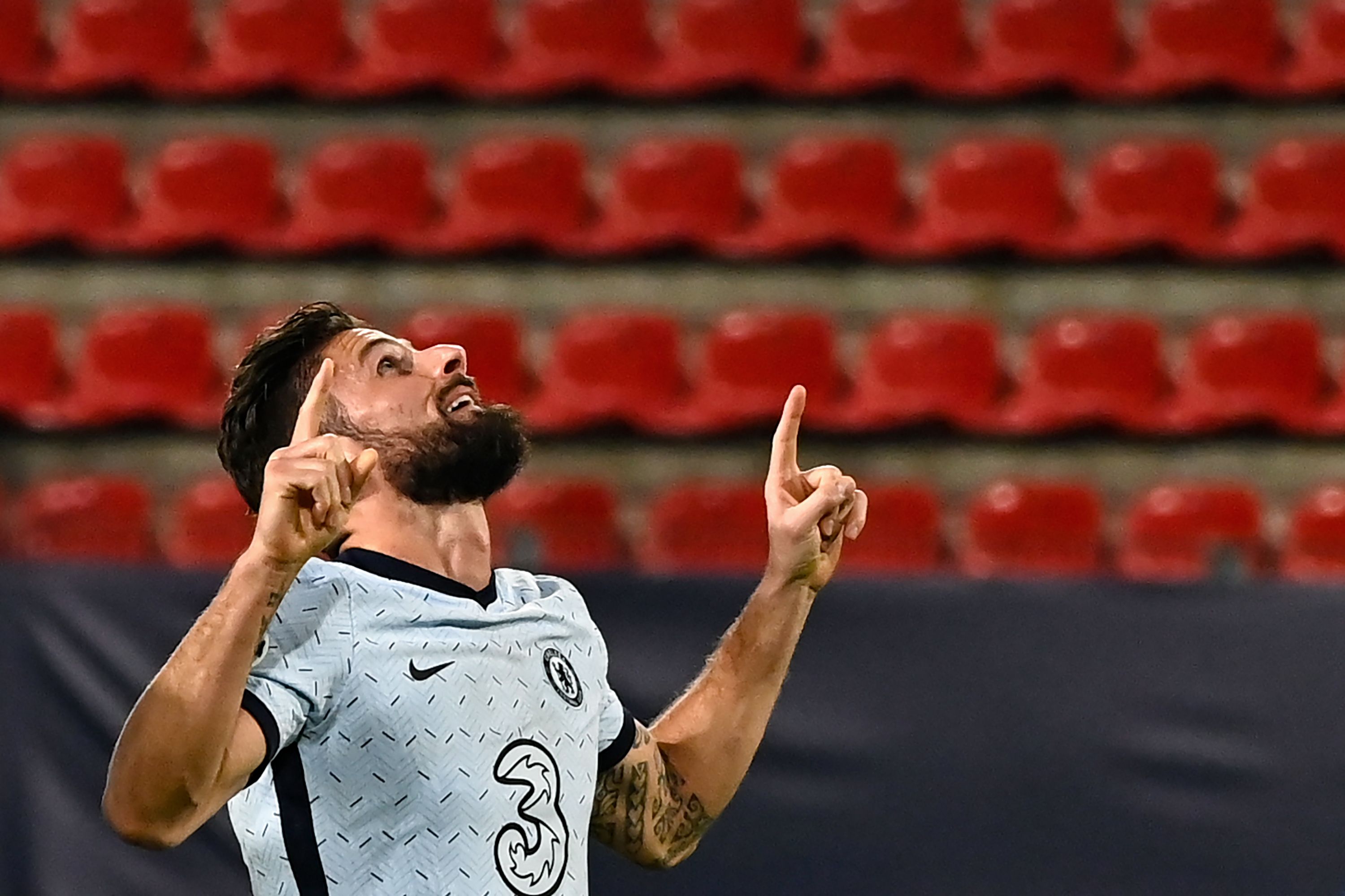 Penyerang Chelsea Olivier Giroud melakukan selebrasi usai mencetak gol ke gawang Rennes di laga Liga Champions.
