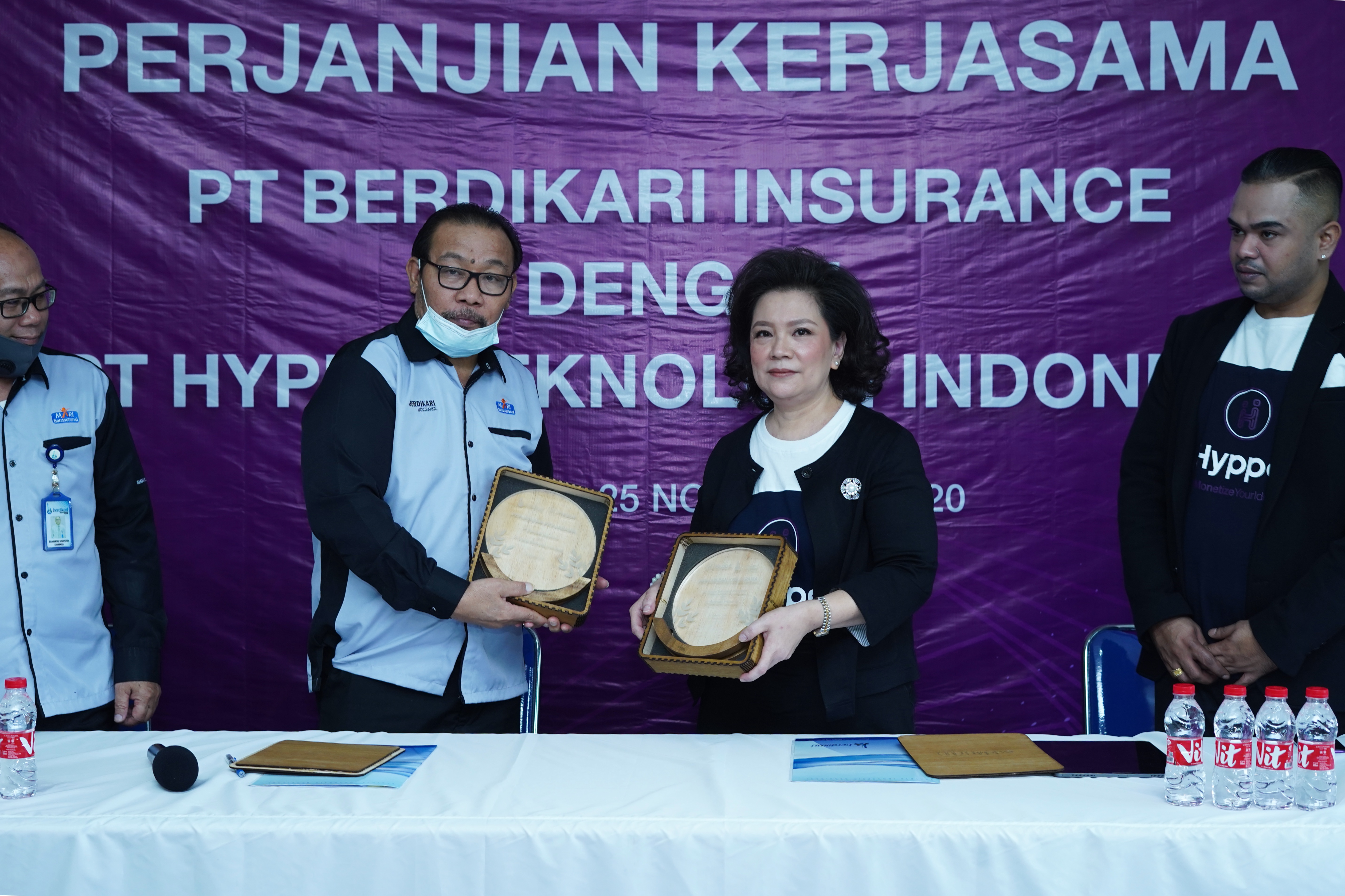 Penanda tanganan kerja sama  PT Hyppe Teknologi Indonesia dengan PT Berdikari (Insurance).