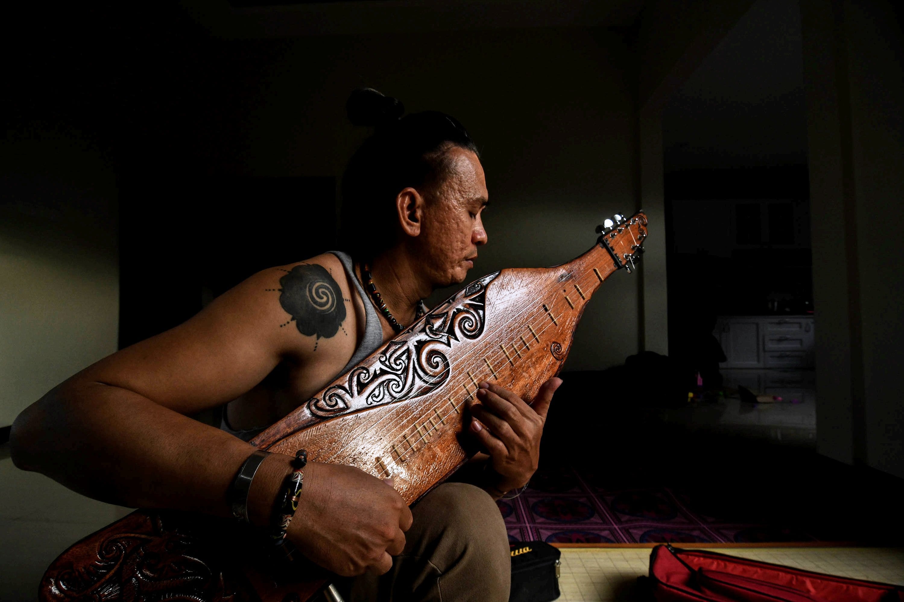 Ferinandus Lah atau akrab disapa Feri Sape saat memainkan alat musik tradisional khas suku Dayak yang bernama Sape di Pontianak, Kalbar.