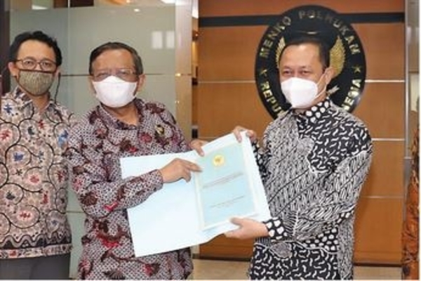 Menteri Koordinator Bidang Politik Hukum dan Keamanan Mahfud MD (tengah) menerima hasil investigasi kasus kekerasan di Intan Jaya