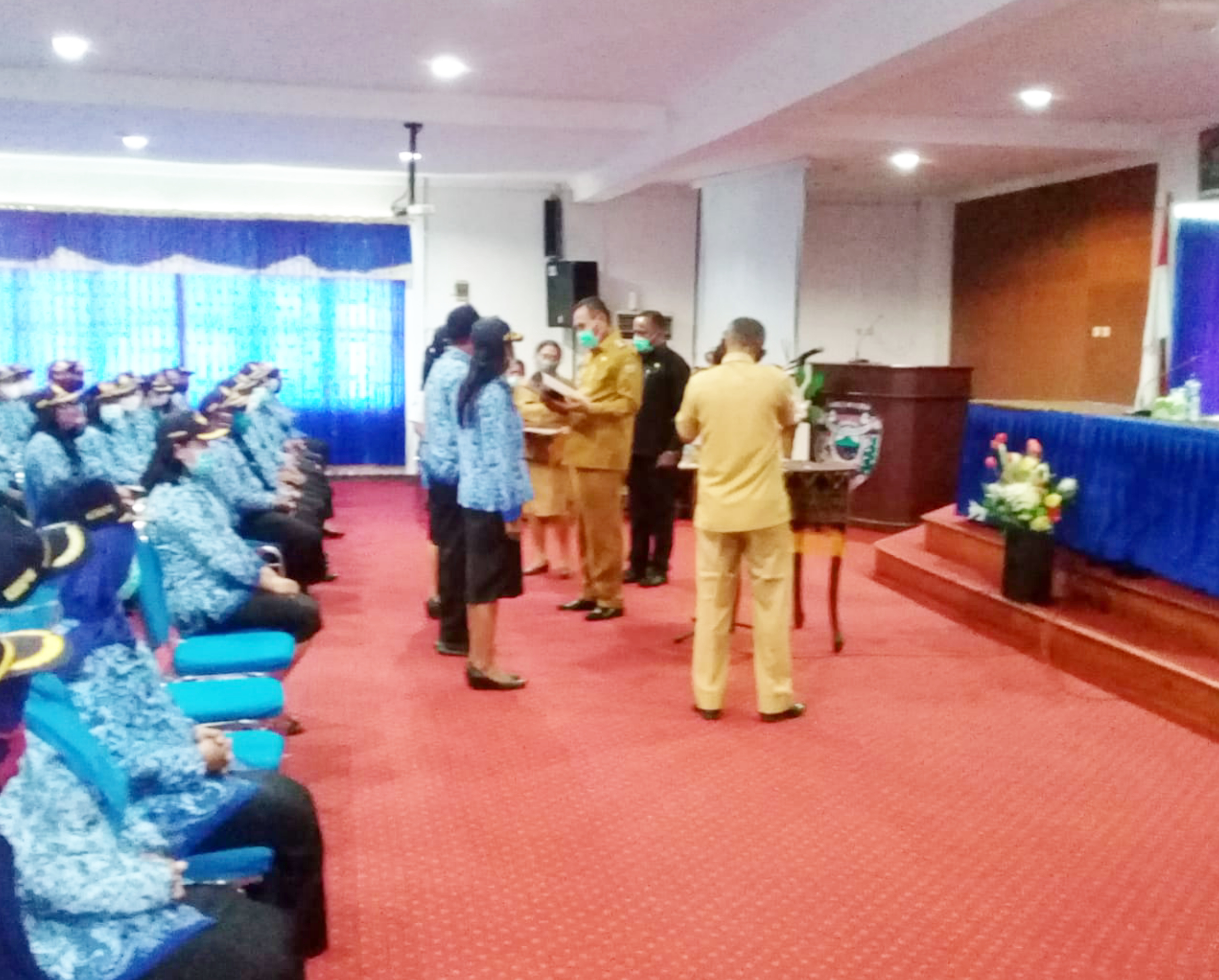 Bupati Ende DJafar Ahmad menyerahkan SK 100% kepada CPNS di Kabupaten Ende, Nusa Tenggara Timur.