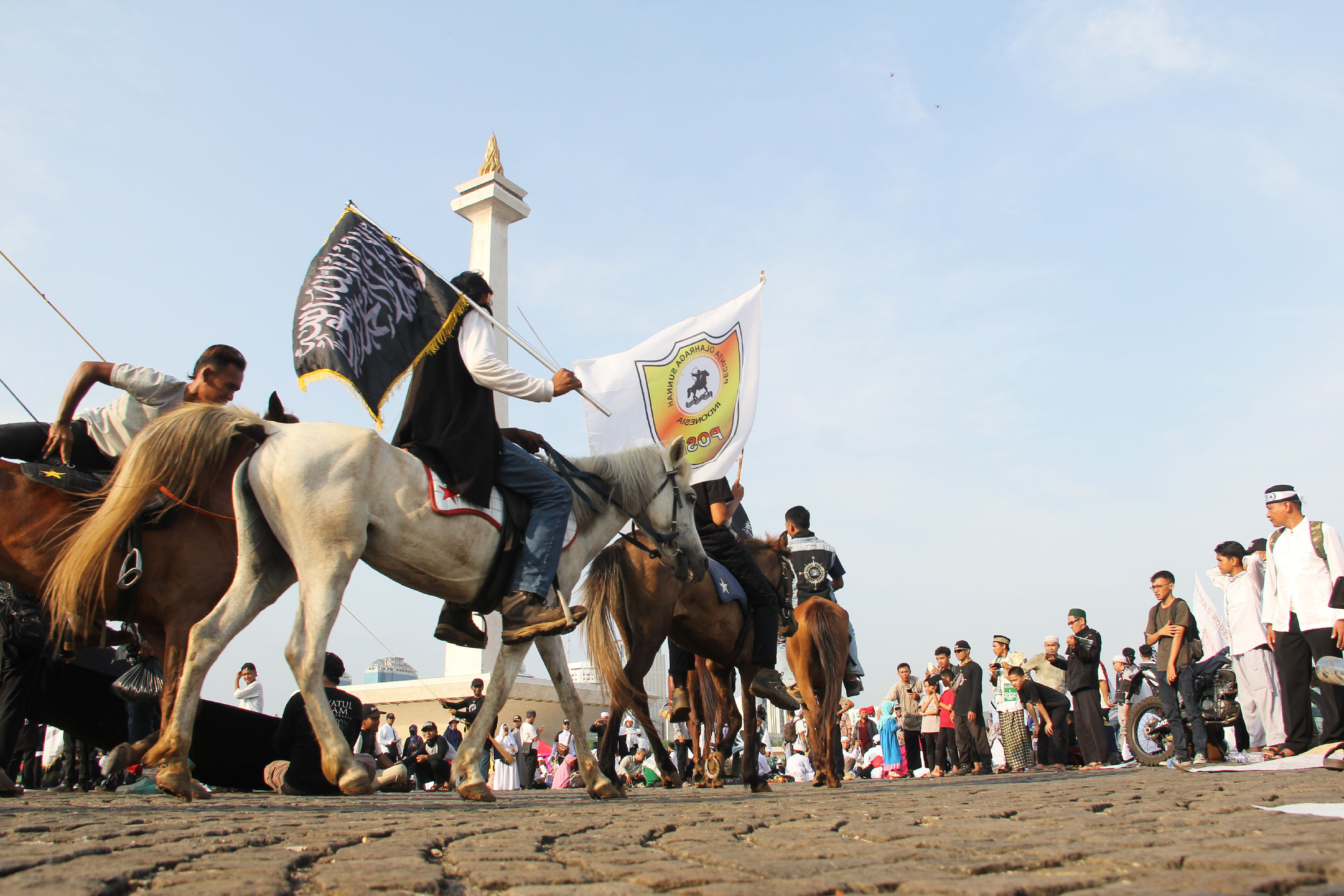 Aksi peserta menunggangi kuda saat mengikuti aksi reuni 212 di kawasan Monas, Jakarta Pusat, 2 Desember 2019.