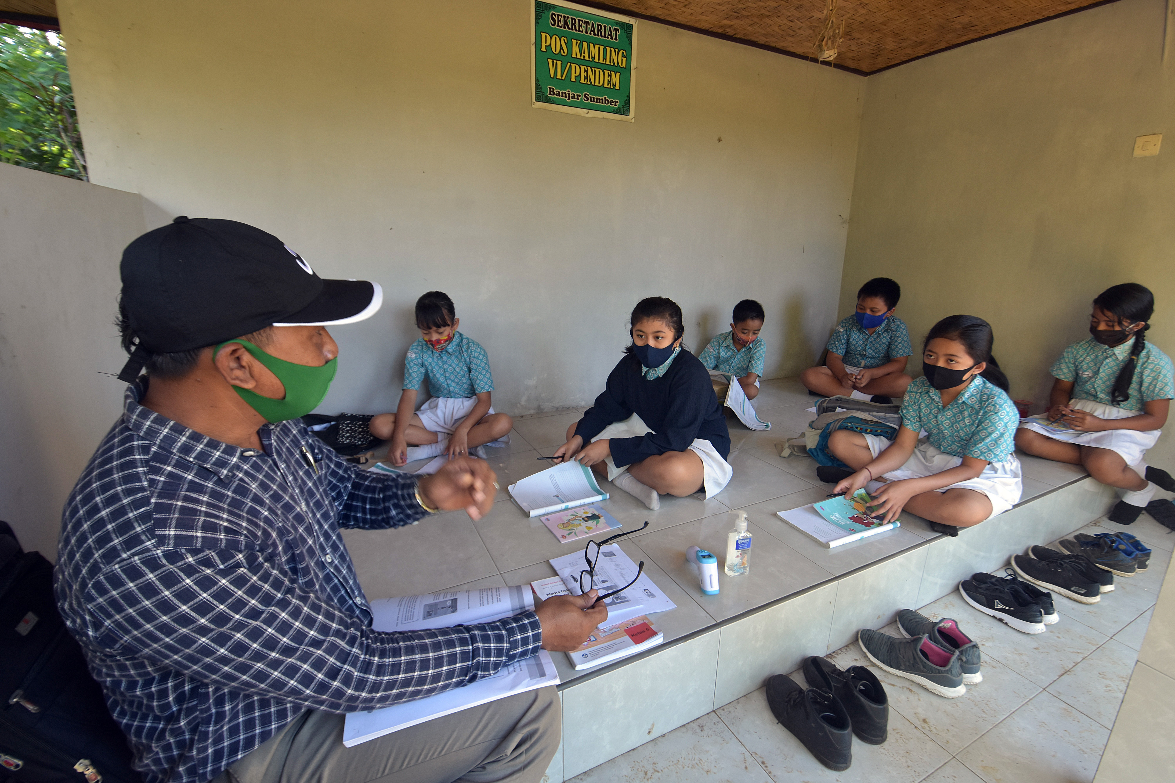 Sejumlah siswa kelas V SD Negeri 1 Cempaga mengikuti belajar tatapmuka di Pos Kamling Desa Cempaga, Buleleng, Bali, Rabu (18/11)