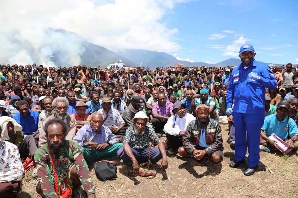  Wakil Ketua Asosiasi Bupati Pegunungan Tengah, Papua, Ricky Ham Pagawak bersama warganya.
