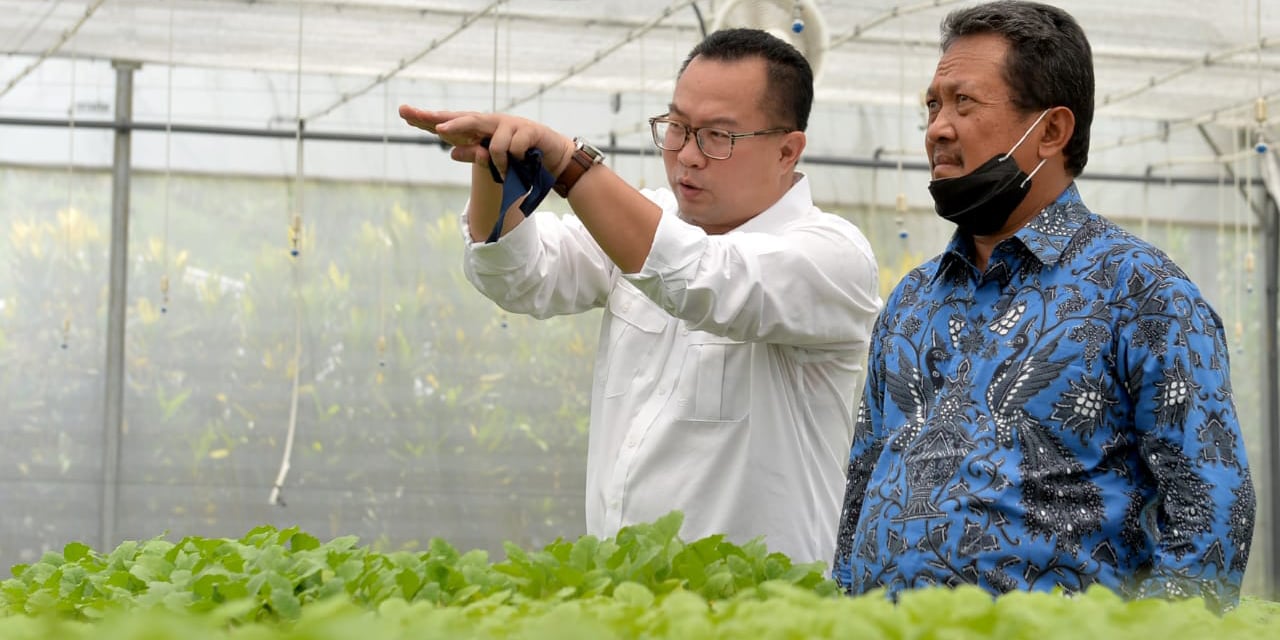  Wakil Menteri Pertahanan (Wamenhan) Sakti Wahyu Trenggono (kanan) dan Rektor Institut Pertanian Bogor (IPB) Arif Satria 