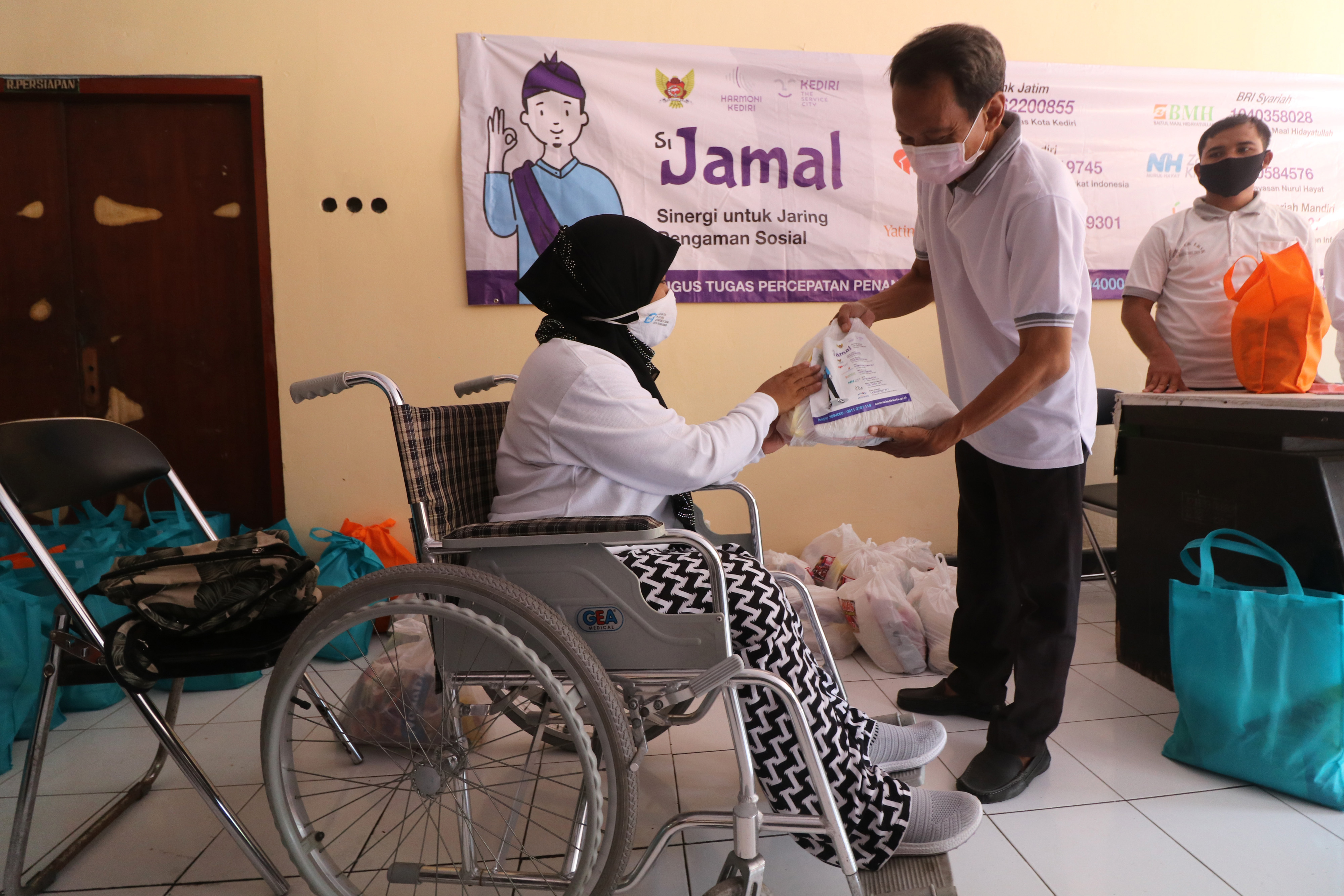 Pemberian bantuan sosial membantu menekan laju kemiskinan