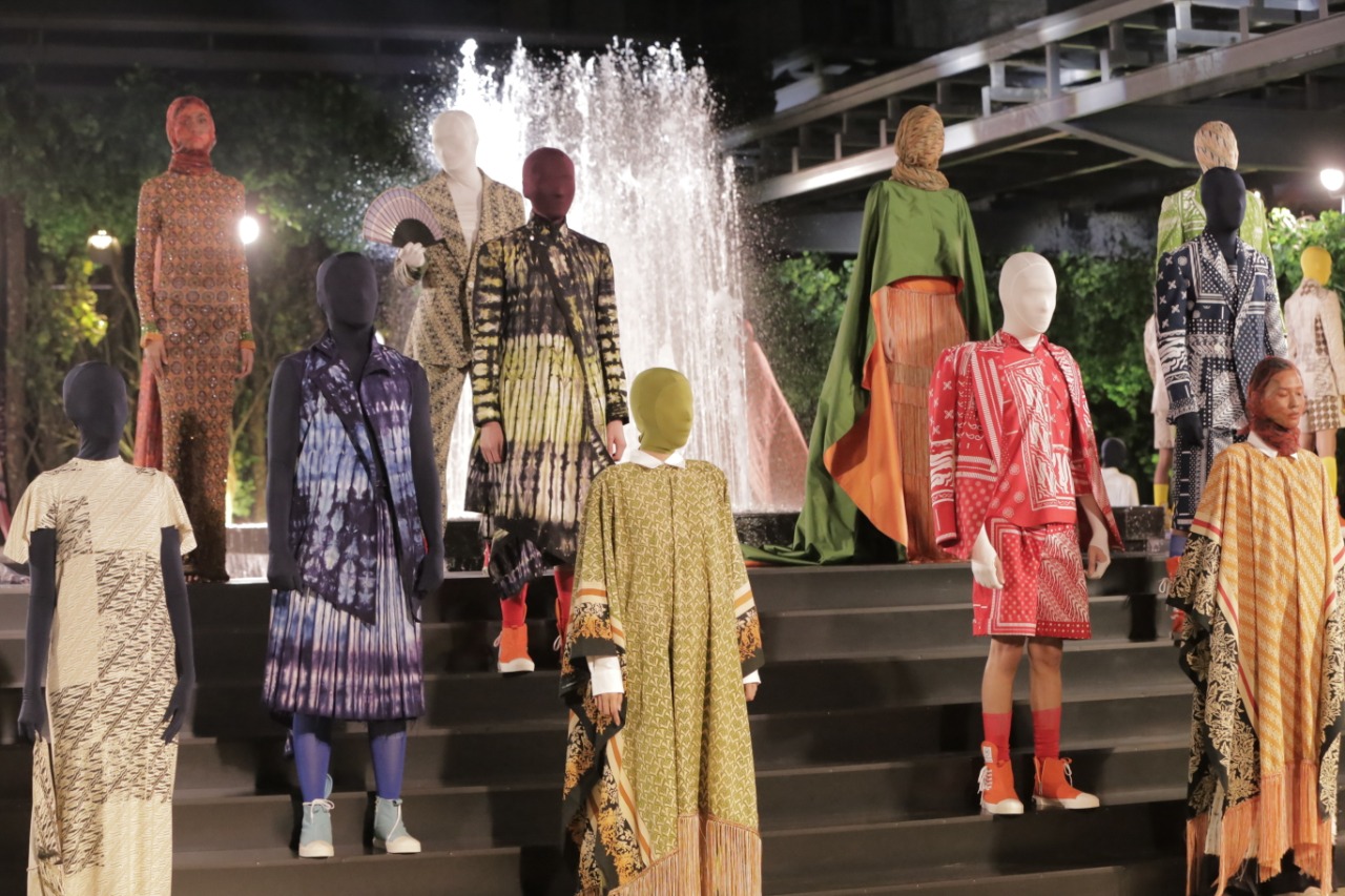 Label Lakon Indonesia berkolaborasi dengan desainer senior Irsan dan sejumlah UMKM di Jawa, mengeluarkan koleksi PakaianKoe.