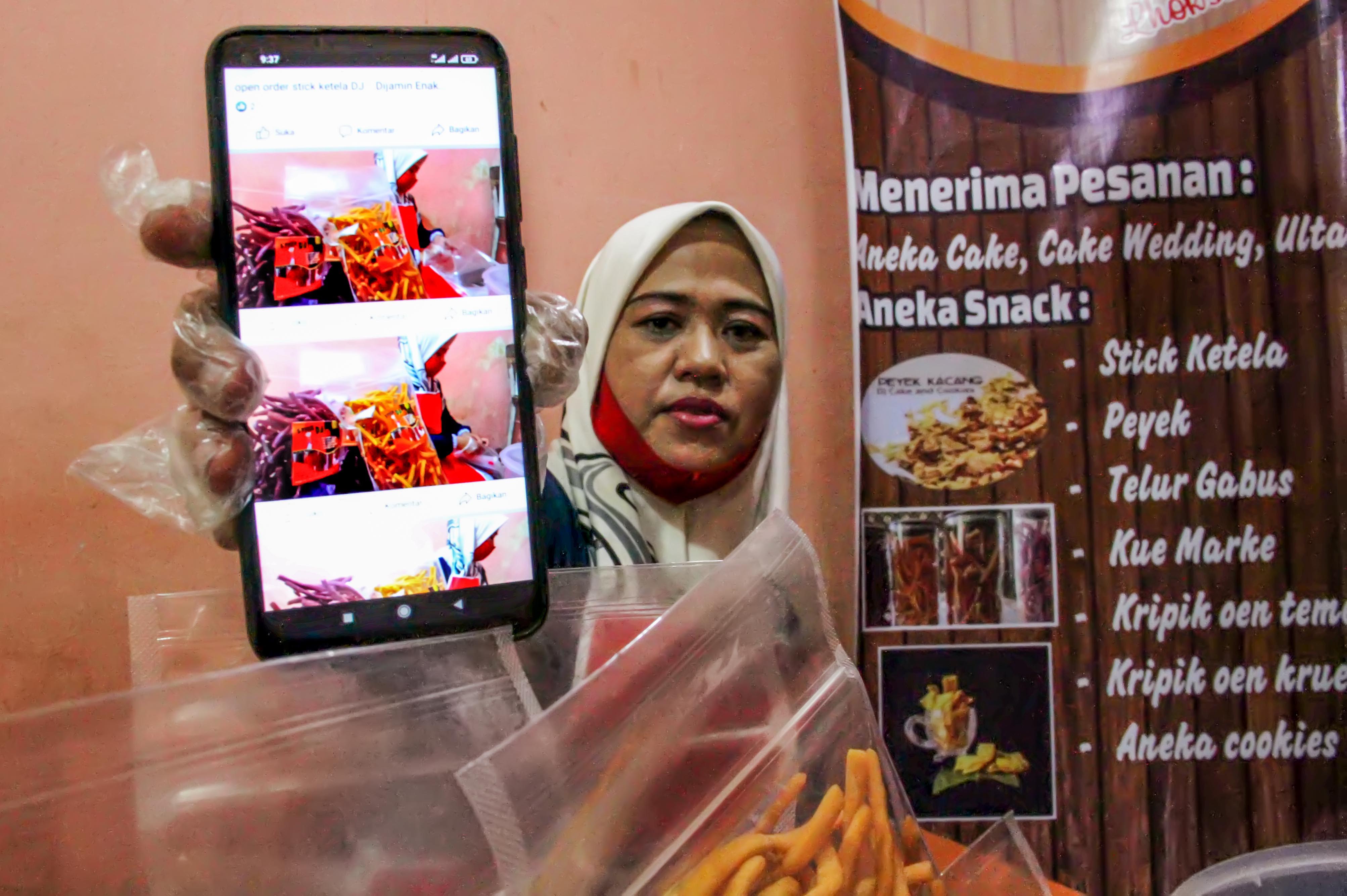 Pengusaha UMKM menunjukkan penjualan produk makanan stik ketela yang dipasarkan melalui media sosial, di Lhokseumawe, Aceh, Sabtu (18/9)