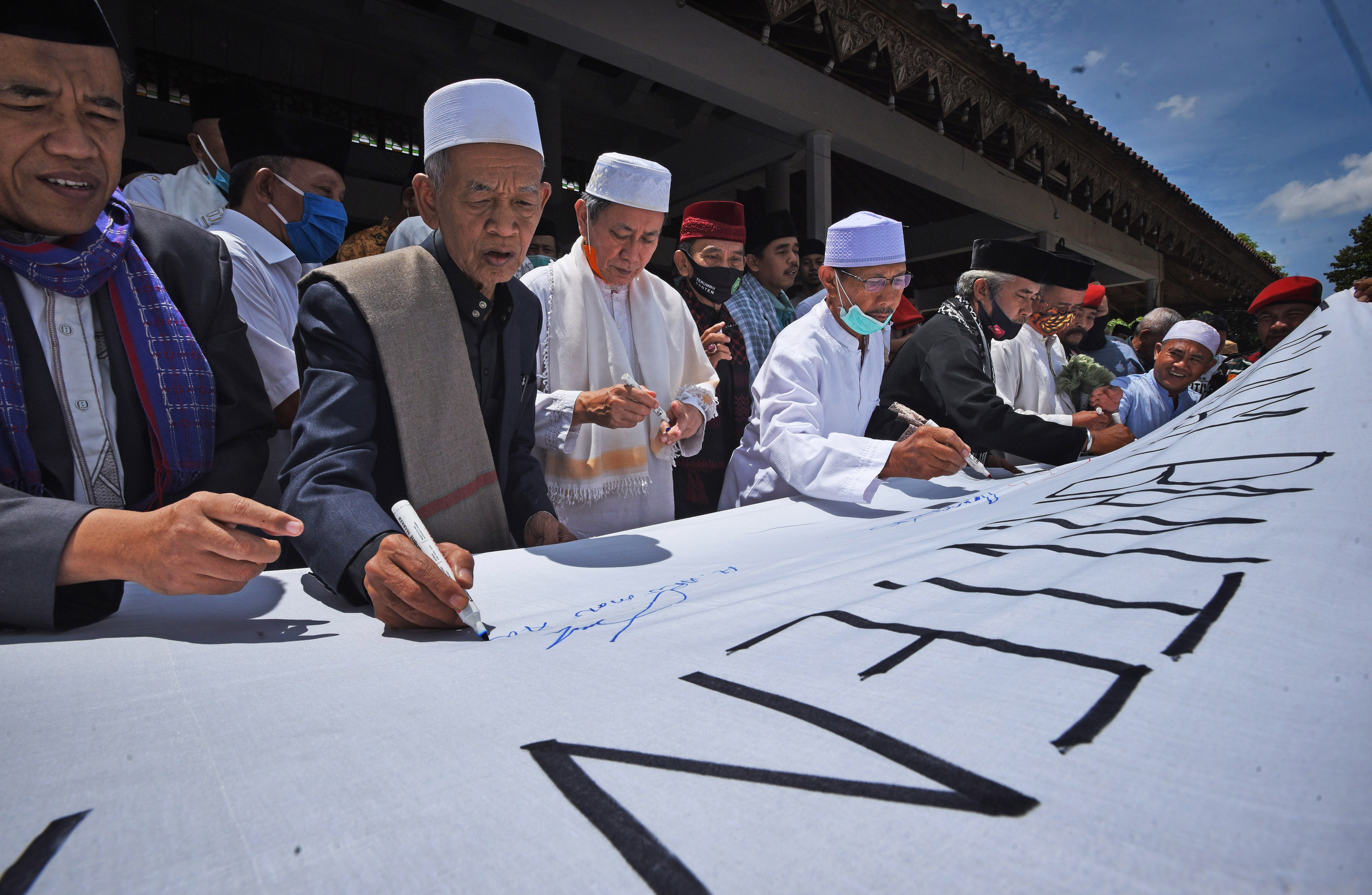  MENOLAK ANARKISME: Sejumlah ulama menandatangani pernyataan Deklarasi Menolak Anarkisme, Hoax dan Adu Domba di Serang, Banten.