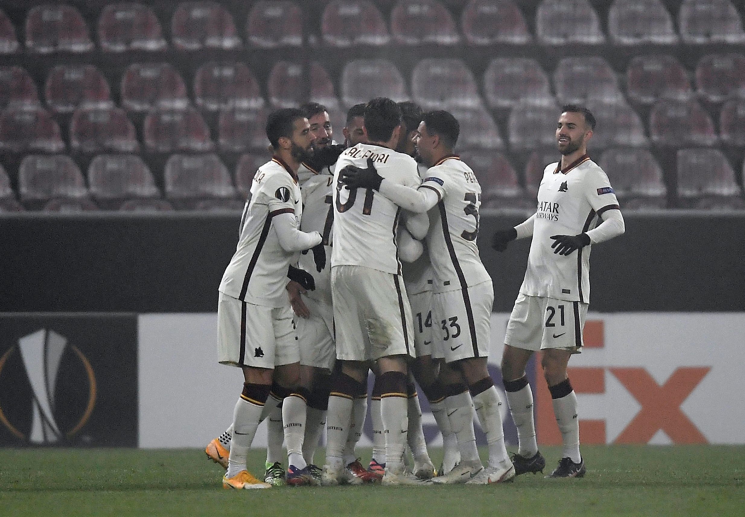 Para pemain AS Roma melakukan selebrasi usai mencetak gol ke gawang CFR Cluj di laga Liga Europa.