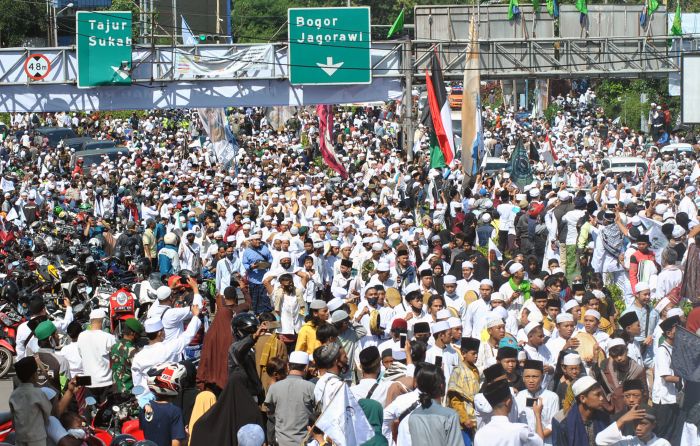 Kerumunan massa dalam acara yang dihadiri oleh Imam Besar FPI Rizieq Shihab di Bogor, Jawa Barat.  