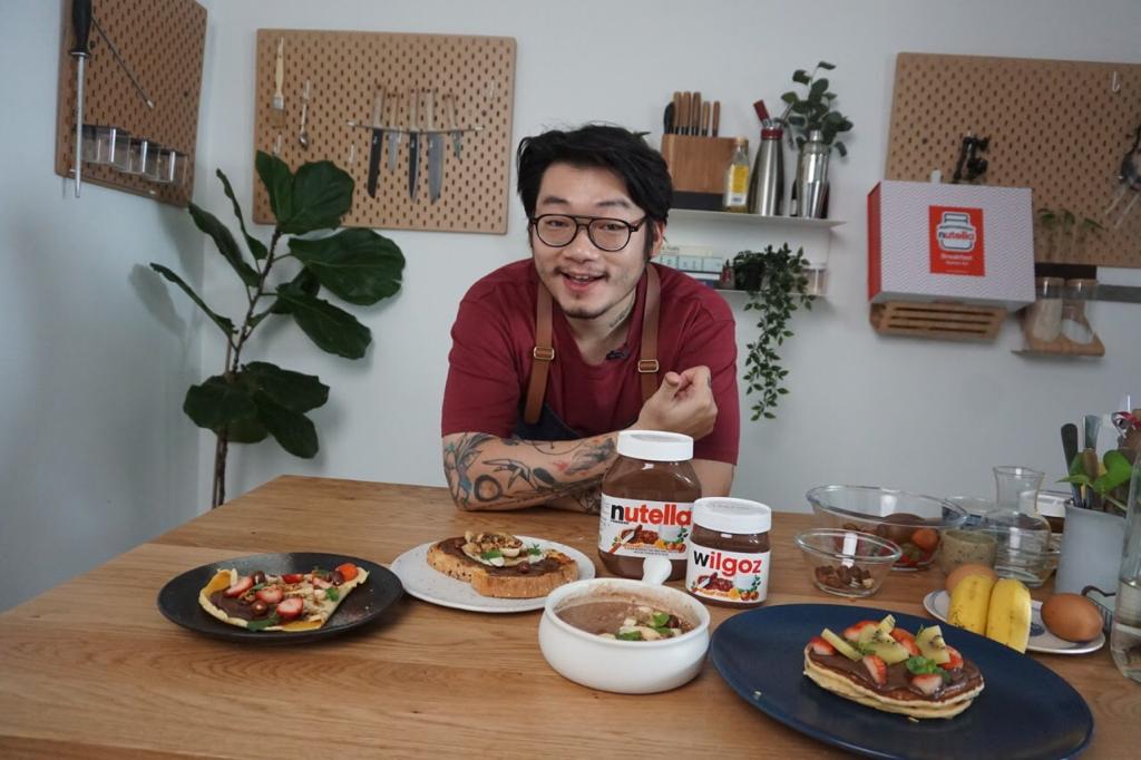 Chef William Gozali mengajari peserta pertemuan virtual menyediakan sarapan pagi yang menyenangkan.